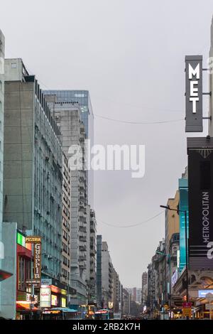 Vista parziale del viale Corrientes, con il Teatro Metropolitano a prima vista, Buenos Aires Foto Stock