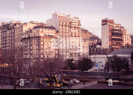 Edifici della città vicino a Viale Presidente Alcorta, Recoleta, Buenos Aires Foto Stock