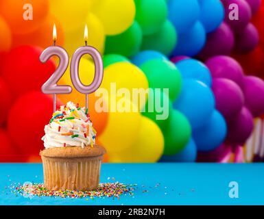 Biglietto di compleanno - candela numero 20 con palloncini colorati della  marcia gay Foto stock - Alamy