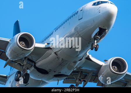 Primo piano nitido di un aereo che vola a Victoria, British Columbia, Canada Foto Stock