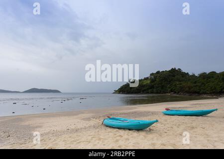 Barca a remi ormeggiata. Spiaggia di sabbia vuota in estate. Foto Stock
