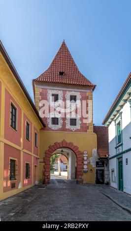 Cesky Krumlov, colorata porta medievale rettangolare con tetto rosso Foto Stock