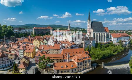 Vista aerea del castello rinascimentale di Cesky Krumlov sopra il fiume Moldava nella Repubblica Ceca Foto Stock