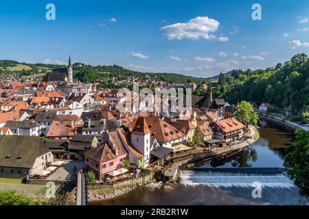 Vista aerea di Cesky Krumlov con cascata sul fiume Moldava Foto Stock