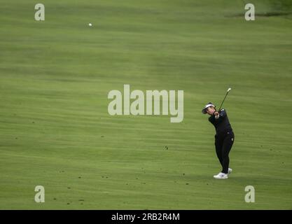 Pebble Beach, Stati Uniti. 6 luglio 2023. Hyo Joo Kim, coreana, colpisce il suo tiro di avvicinamento sulla 14a buca nel primo round della Women's U.S. Aperto a Pebble Beach, California, giovedì 6 luglio 2023. Foto di Terry Schmitt/UPI credito: UPI/Alamy Live News Foto Stock