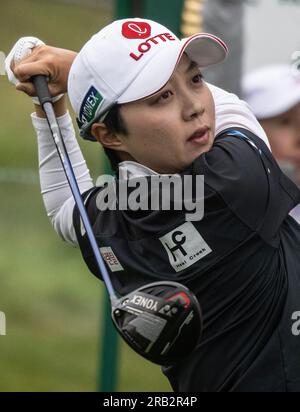 Pebble Beach, Stati Uniti. 6 luglio 2023. Hyo Joo Kim, coreana, lancia il quindicesimo tee nel primo round delle donne statunitensi Aperto a Pebble Beach, California, giovedì 6 luglio 2023. Foto di Terry Schmitt/UPI credito: UPI/Alamy Live News Foto Stock