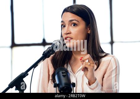 Bronx, NY, USA. 6 luglio 2023. Alexandria Ocasio-Cortez in un'apparizione pubblica per la deputata Alexandria Ocasio-Cortez Town Hall Meeting per il 14 ° distretto congressuale di New York, Hunts Point SNAP Center, Bronx, NY 6 luglio 2023. Crediti: Kristin Callahan/Everett Collection/Alamy Live News Foto Stock