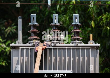 primo piano di un trasformatore di corrente trifase Foto Stock