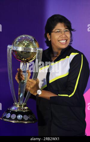 Non esclusiva: 06 luglio 2023, Calcutta, India: L'ex cricket femminile indiana Jhulan Goswami detiene il trofeo mondiale di cricket durante la ICC Men's CR Foto Stock