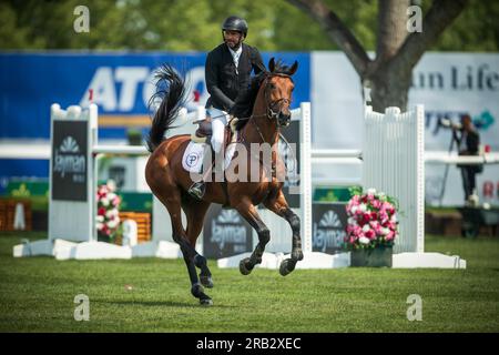 Patricio Pasquel del Messico gareggia nel Rolex North American Grand Prix a Spruce Meadows. Foto Stock