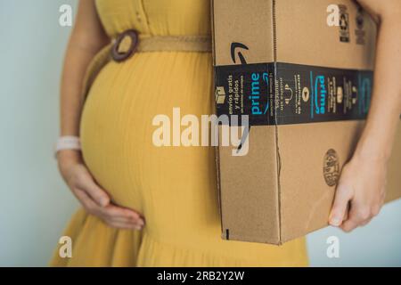 12.21.22, Messico, Playa del Carmen: Una donna incinta ha ricevuto un pacchetto da Amazon. Prodotti per donne incinte e bambini su Amazon Foto Stock