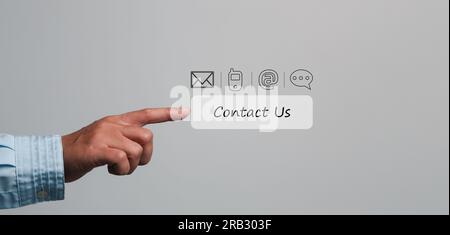 Donna d'affari che tocca le icone dei contatti sullo schermo virtuale come e-mail, indirizzo, chat dal vivo, Internet wifi. Contattateci o rivolgetevi al servizio di assistenza clienti Foto Stock