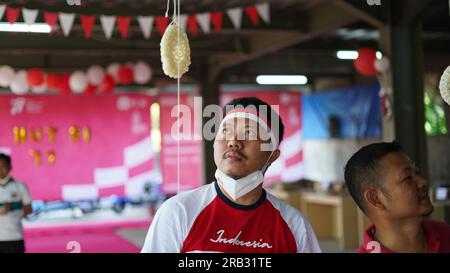 Gara cracker Eating, giorno dell'indipendenza indonesiana. Foto Stock