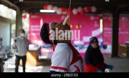 Gara cracker Eating, giorno dell'indipendenza indonesiana. Foto Stock