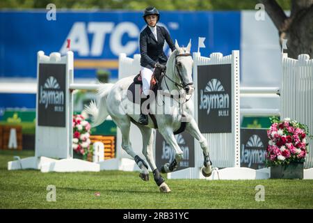 Hannah Selleck degli Stati Uniti gareggia nel Rolex North American Grand Prix a Spruce Meadows. Foto Stock