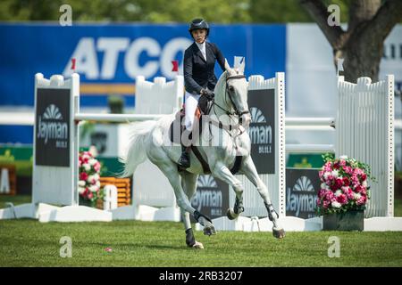 Hannah Selleck degli Stati Uniti gareggia nel Rolex North American Grand Prix a Spruce Meadows. Foto Stock