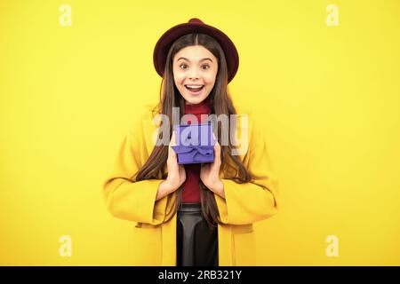 Felice ritratto d'autunno adolescente. Faccia felice della ragazza,  emozioni positive e sorridenti. Adolescente con scatola regalo. Ragazza  teen che dà il regalo di compleanno. Presente Foto stock - Alamy