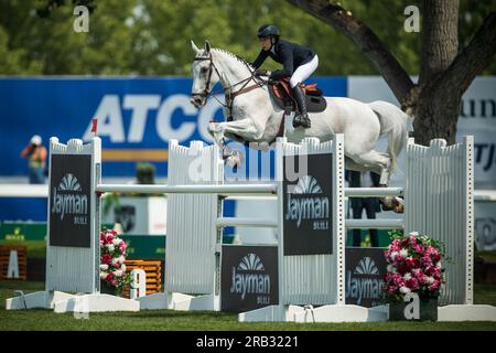 Hannah Selleck degli Stati Uniti gareggia nel Rolex North American Grand Prix a Spruce Meadows. Foto Stock