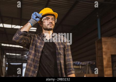 ritratto ispanico indiano maschio operaio del legno in piedi che guarda sorriso felice, uomo costruttore di costruzioni. Foto Stock