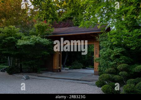 Porta giardino giapponese Pergola con piante verdi al Centennial Hall di Wroclaw. Polonia in estate. Giardino Archway in piena fioritura verde Biofilia design Fiori aree verdi sano spazio sostenibile Foto Stock