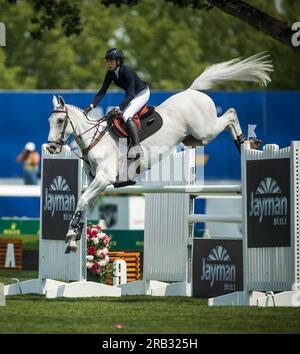 Hannah Selleck degli Stati Uniti gareggia nel Rolex North American Grand Prix a Spruce Meadows. Foto Stock