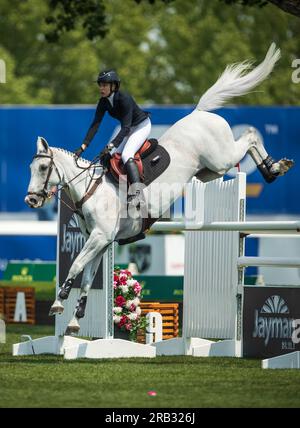 Hannah Selleck degli Stati Uniti gareggia nel Rolex North American Grand Prix a Spruce Meadows. Foto Stock