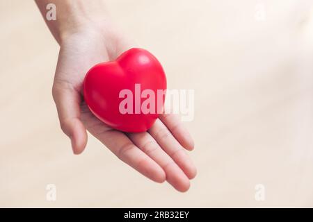 Segno d'amore cuore rosso in medico mano esercizio palla con spazio copia per il giorno di salute del cuore mondiale, ipertensione mondo attacco di cuore giorno. Foto Stock