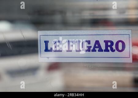 Bordeaux , Francia - 07 01 2023 : il logo le Figaro e l'insegna di testo, quotidiano francese all'entrata, negozio di stampa Foto Stock