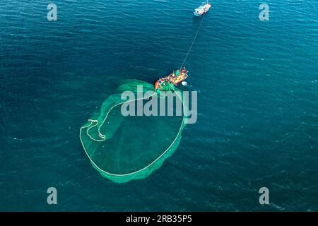 I pescatori stanno pescando alici a Hon Yen Island, Phu Yen, Vietnam Foto Stock