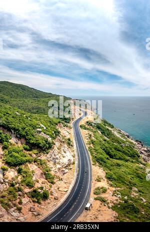 Vista dall'alto della bellissima strada tortuosa sul mare nella comune di Hoa Tam, nel distretto di Dong Hoa, nella provincia di Phu Yen, nella regione centro-meridionale del Vietnam Foto Stock