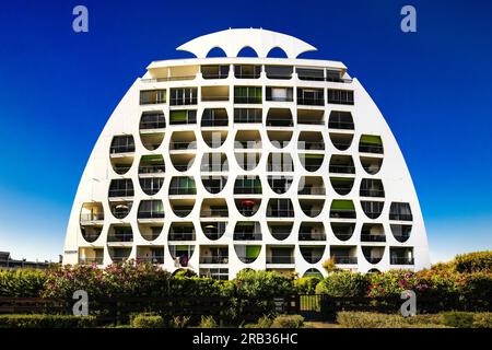 FRANCIA. HERAULT (34) LA GRANDE-MOTTE. RESIDENZA LE POSEIDON IN UN BISHOP'S CAP DELL'ARCHITETTO GILLES BALLADUR Foto Stock