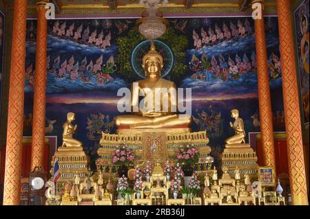 Il presidente Buddha nel nome della chiesa buddhista è Phra Phuttha Sihing a Wat Don Khanakra . Foto Stock