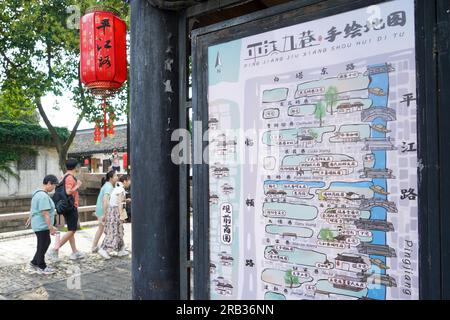 Suzhou, provincia cinese di Jiangsu. 3 luglio 2023. La gente visita un blocco storico e culturale di Pingjiang Road a Suzhou, nella provincia orientale di Jiangsu, il 3 luglio 2023. Crediti: Li Bo/Xinhua/Alamy Live News Foto Stock