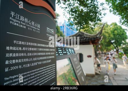 Suzhou, provincia cinese di Jiangsu. 3 luglio 2023. La gente visita un blocco storico e culturale di Pingjiang Road a Suzhou, nella provincia orientale di Jiangsu, il 3 luglio 2023. Crediti: Li Bo/Xinhua/Alamy Live News Foto Stock