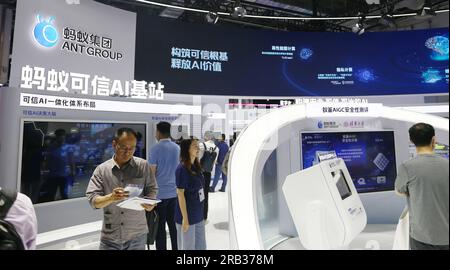 Shanghai, Cina. 7 luglio 2023. SHANGHAI, CINA - 6 LUGLIO 2023 - i visitatori visitano lo stand di Ant Group al WAIC 2023 a Shanghai, Cina, 6 luglio 2023. (Foto di Costfoto/NurPhoto) credito: NurPhoto SRL/Alamy Live News Foto Stock