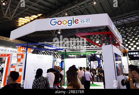 Shanghai, Cina. 7 luglio 2023. SHANGHAI, CINA - 6 LUGLIO 2023 - i visitatori visitano lo stand Google al WAIC 2023 a Shanghai, Cina, 6 luglio 2023. (Foto di Costfoto/NurPhoto) credito: NurPhoto SRL/Alamy Live News Foto Stock