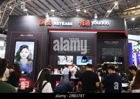 Shanghai, Cina. 7 luglio 2023. SHANGHAI, CINA - 6 LUGLIO 2023 - i visitatori visitano lo stand di NetEase Youdao al 2023 WAIC di Shanghai, Cina, 6 luglio 2023. (Foto di Costfoto/NurPhoto) credito: NurPhoto SRL/Alamy Live News Foto Stock