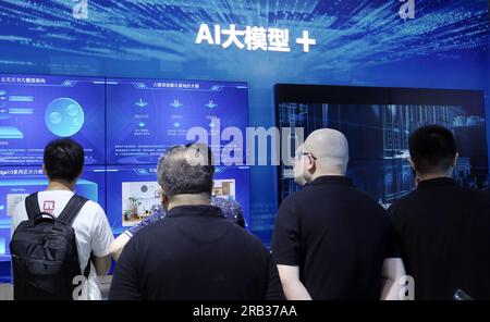 Shanghai, Cina. 7 luglio 2023. SHANGHAI, CINA - 6 LUGLIO 2023 - i visitatori guardano il modello ai Grand al WAIC 2023 a Shanghai, Cina, 6 luglio 2023. (Foto di Costfoto/NurPhoto) credito: NurPhoto SRL/Alamy Live News Foto Stock