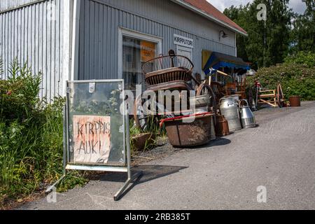 Vecchi articoli agricoli arrugginiti in vendita davanti al negozio di seconda mano a Kihniöntie 15 a Kihniö, Finlandia Foto Stock