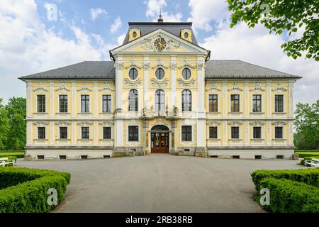 Castello di Kravare vicino alla città di Opava in repubblica Ceca durante una bella giornata primaverile con cielo blu e poche nuvole. Foto Stock