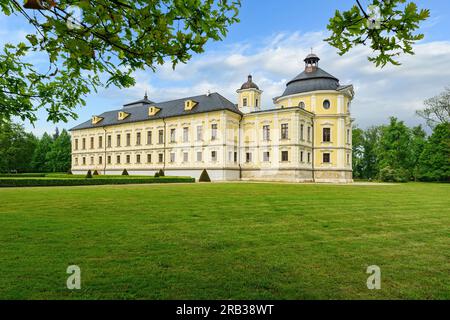 Castello di Kravare vicino alla città di Opava in repubblica Ceca durante una bella giornata primaverile con cielo blu e poche nuvole. Foto Stock