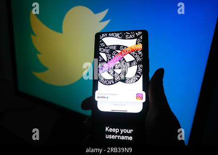 7 luglio 2023, Calcutta, Bengala Occidentale, India: In questa illustrazione fotografica, i thread dell'app di Meta visualizzati su un telefono cellulare. Threads è l'ultima app lanciata da Meta. I nuovi thread della piattaforma di social media di meta si sono aperti a un inizio massiccio. Thread ha visto oltre 30 milioni di nuove iscrizioni e 95 milioni di post nel suo primo giorno. Questo, a quanto pare, ha reso livido il proprietario di Twitter, Elon Musk, a causa del quale ha minacciato di citare in giudizio Meta. Più di 30 milioni di utenti si sono registrati per i thread, la nuova app sviluppata da Meta Platforms Inc. Per rivaleggiare direttamente con Twitter, ponendo il cha più significativo Foto Stock