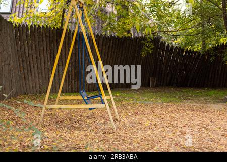 vecchia oscillazione per i bambini abbandonati in un parco in autunno in ucraina nella città di dnipro Foto Stock