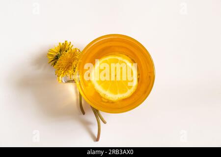 Una tazza di tè con dente di limone e le parole in inglese buon mattino Foto Stock