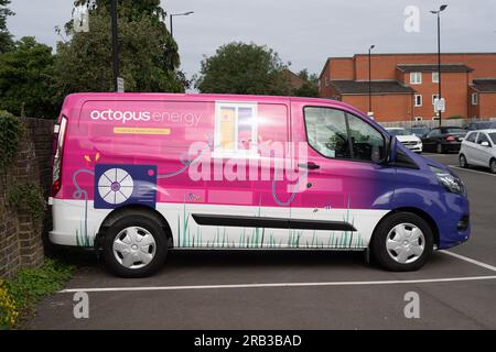 Slough, Berkshire, Regno Unito. 6 luglio 2023. Un furgone della Octopus Energy a Slough. Si prevede che le famiglie vedano un calo delle loro bollette energetiche, poiché il nuovo limite di prezzo di £ 2.074 set di OFWAT è entrato in vigore il 1° luglio. Il massimale di prezzo si basa sulla fattura annuale media di una famiglia e fissa il tasso unitario massimo al quale i fornitori di energia possono addebitare gas ed elettricità. Credito: Maureen McLean/Alamy Live News Foto Stock