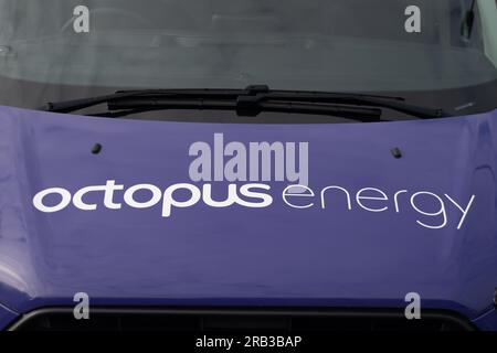 Slough, Berkshire, Regno Unito. 6 luglio 2023. Un furgone della Octopus Energy a Slough. Si prevede che le famiglie vedano un calo delle loro bollette energetiche, poiché il nuovo limite di prezzo di £ 2.074 set di OFWAT è entrato in vigore il 1° luglio. Il massimale di prezzo si basa sulla fattura annuale media di una famiglia e fissa il tasso unitario massimo al quale i fornitori di energia possono addebitare gas ed elettricità. Credito: Maureen McLean/Alamy Live News Foto Stock