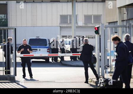 Itzehoe, Germania. 7 luglio 2023. I funzionari giudiziari portano l'imputato, Che è assicurato con le manette e le caviglie, al China Logistic Center per l'inizio del processo, dove il processo per omicidio e tentato omicidio nel caso dell'attacco di coltello sul treno vicino a Brokstedtvor inizia venerdì presso il tribunale regionale di Itzehoe. Credito: Christian Charisius/dpa/Alamy Live News Foto Stock