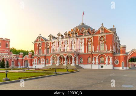 Veduta della facciata del Palazzo Petrovsky sotto i raggi arancioni del sole che tramonta. Mosca. Russia. 16 giugno 2023 Foto Stock