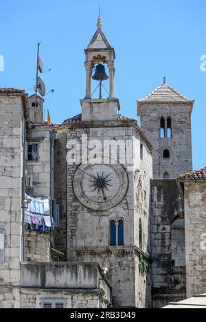 La torre dell'orologio romanico del XV secolo accanto all'ingresso della porta di ferro del Palazzo di Diocleziano, vista dal Narodni Trg. Spalato, Dalmazia, Croazia. Foto Stock