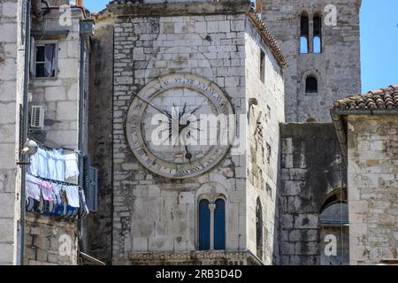La torre dell'orologio romanico del XV secolo accanto all'ingresso della porta di ferro del Palazzo di Diocleziano, vista dal Narodni Trg. Spalato, Dalmazia, Croazia. Foto Stock